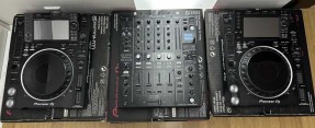 2x Pioneer CDJ-2000NXS2 & 1x DJM-900NXS2 DJ Mixer